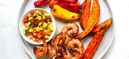 Crevettes saisies avec des patates douces et des poivrons rôtis