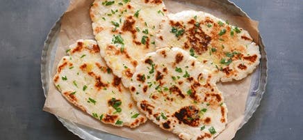 Pain naan à l’ail avec une pâte à deux ingrédients