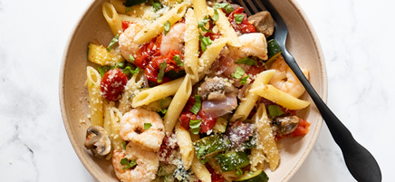 Pâtes aux légumes rôtis, crevettes et parmesan
