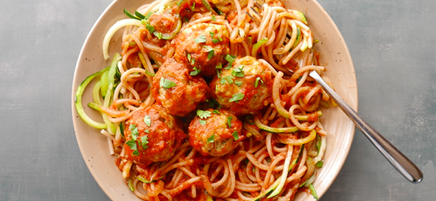 Boulettes de dinde avec pâtes et courgettes