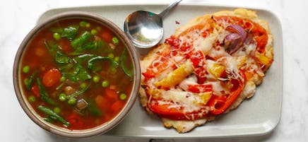 Pizza aux poivrons grillés et soupe de légumes