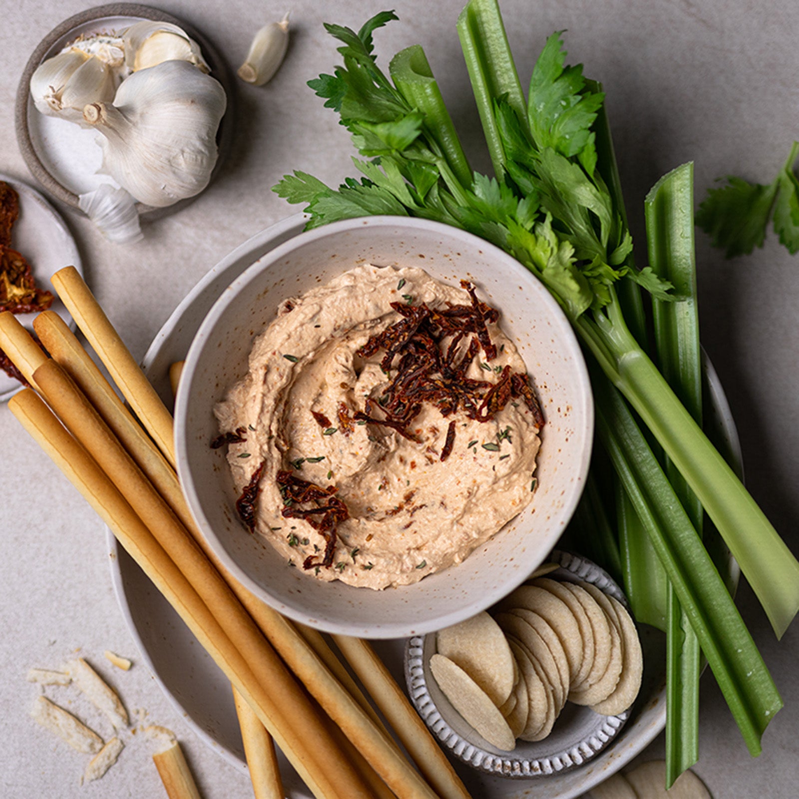 Hüttenkäsedip mit Gemüsesticks und Crackern Rezept | WW Deutschland Hüttenkäsedip mit Gemüsesticks und Crackern Rezept | WW Deutschland