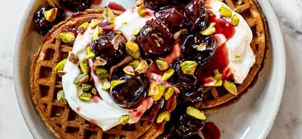 Gaufres avec yogourt et compote de cerises