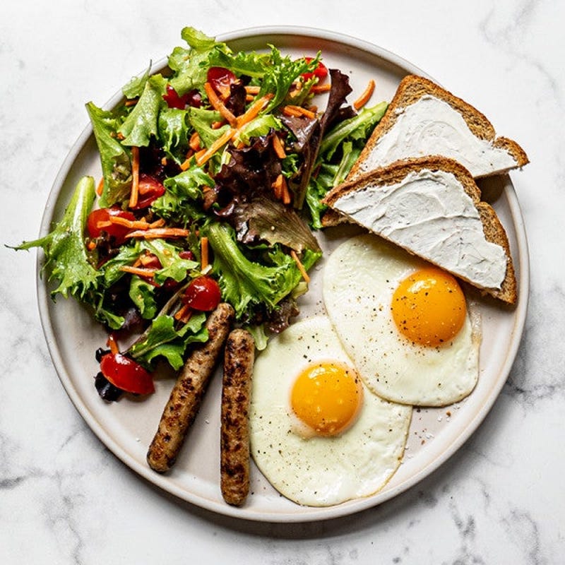 Photo de Assiette de déjeuner aux saucisses et aux œufs par WW