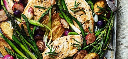 Repas printanier de poulet sur plaque
