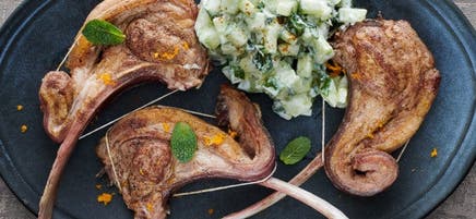 Côtelettes d’agneau avec salade de concombre et de menthe