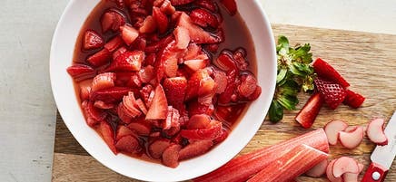 Compote aux morceaux de fraises et de rhubarbe