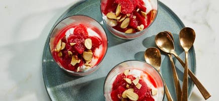 Yogourt grec avec rhubarbe et framboises