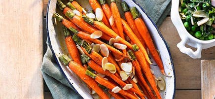 Carottes miniatures rôties au miel et aux amandes