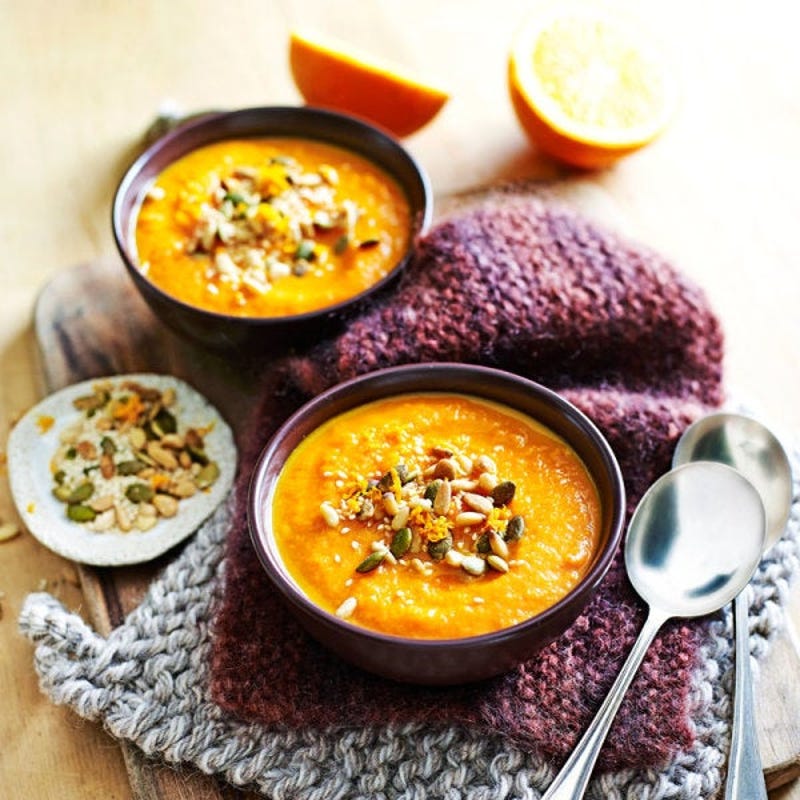 Photo de Soupe de carottes, de panais et d’orange avec granola aux graines de cardamome par WW