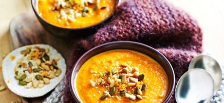 Soupe de carottes, de panais et d’orange avec granola aux graines de cardamome
