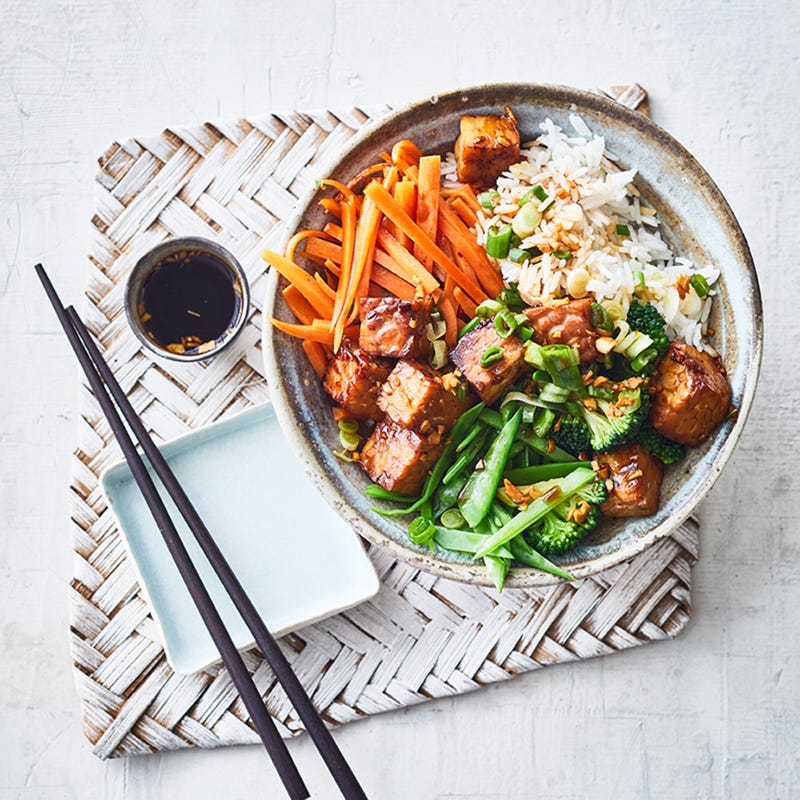 Reisbowl mit Gemüse und Tempeh