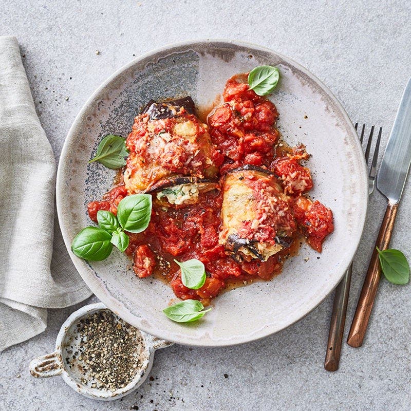Gebackene Auberginenrollen mit fruchtiger Tomatensauce