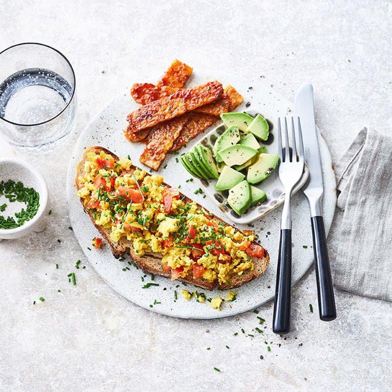 Rührtofu mit Tempeh-Bacon auf Bauernbrot