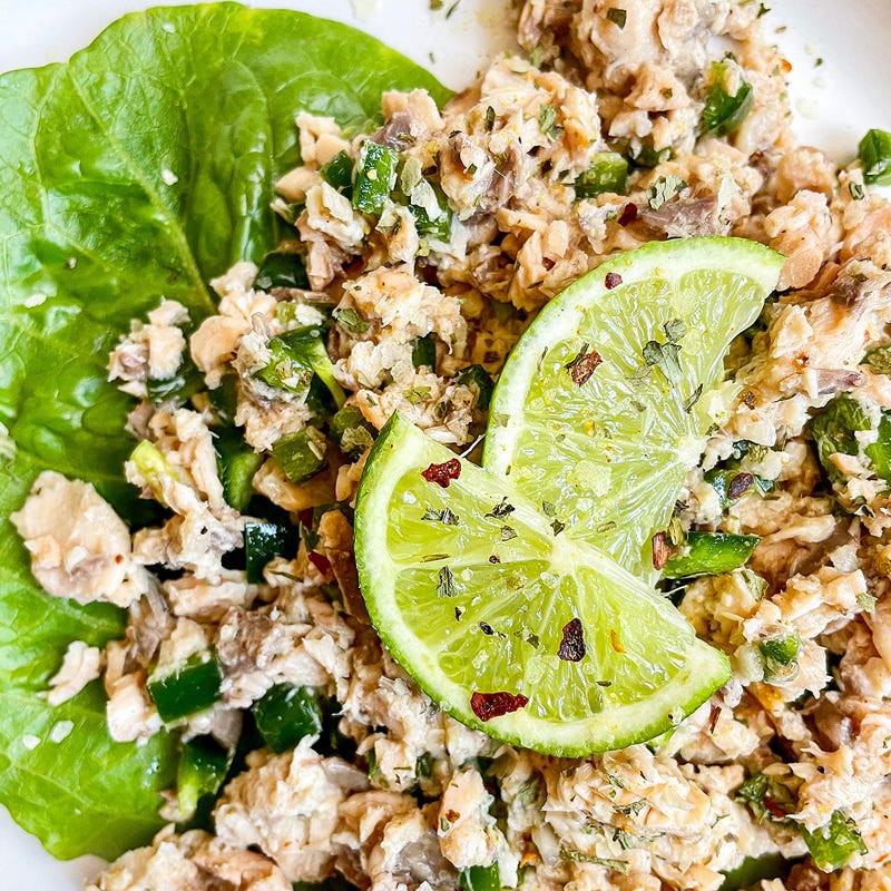 Salmon salad with limes