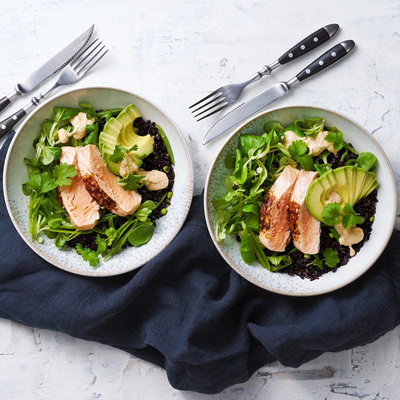 viktVäktarna - Svart rissallad med sotad lax, avokado och cashewdressing