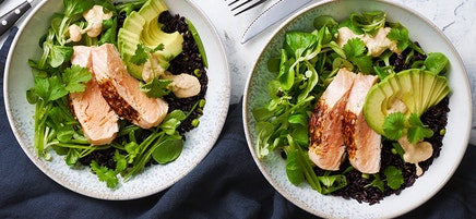 Svart rissallad med sotad lax, avokado och cashewdressing