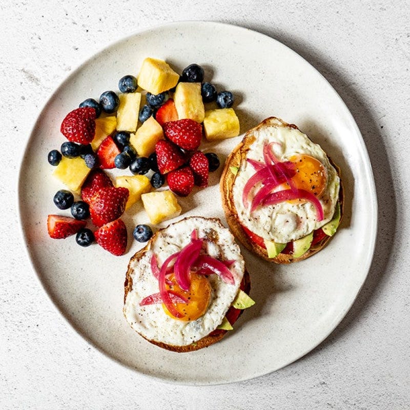 Photo de Sandwich bagel ouvert aux œufs et à l’avocat par WW
