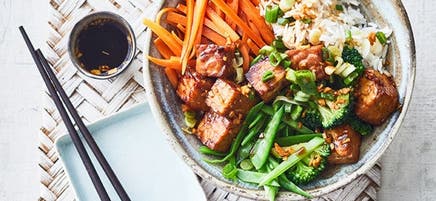 Bowl de riz aux légumes et au tempeh