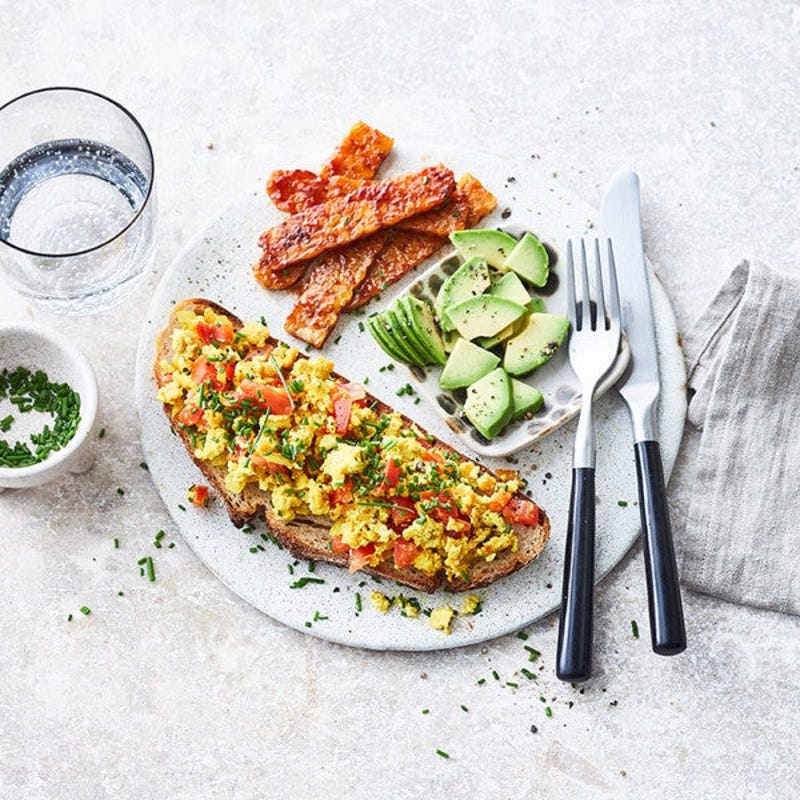 Tartine au tofu brouillé, tempeh grillé et avocat