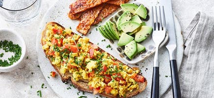 Tartine au tofu brouillé, tempeh grillé et avocat