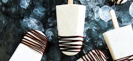 Bâtonnets glacés à la crème glacée à la vanille avec filet de chocolat