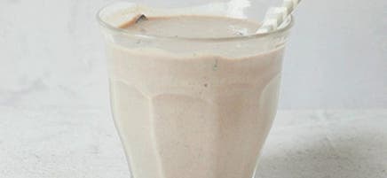 Boisson frappée aux biscuits Oreo et au beurre d’arachide