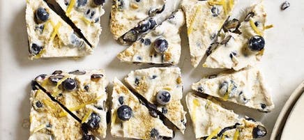 Écorce de yogourt au gâteau au fromage aux bleuets