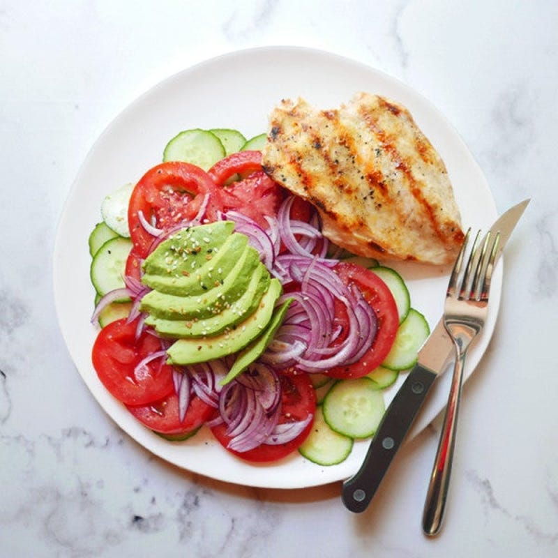 Photo de Salade déconstruite de poulet, d’avocat et de légumes par WW