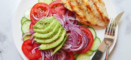 Salade déconstruite de poulet, d’avocat et de légumes