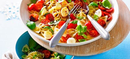 Salade de pâtes caprese avec vinaigrette balsamique