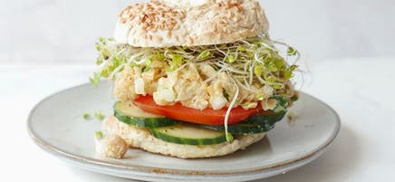 Sandwich bagel végétalien aux pois chiches par Brad the Boxer