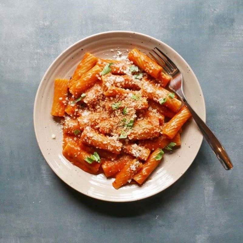 Photo de Casserole de pâtes aux poivrons rouges rôtis avec chapelure grillée par Sammy Montgoms par WW