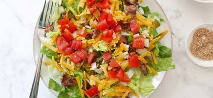 Salade Big Mac avec vinaigrette Mille-Îles maison par Sammy Montgoms