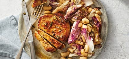 Côtelettes de porc avec haricots blancs et radicchio