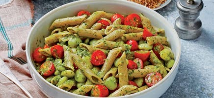 Gemelli aux tomates, haricots de Lima et pesto de roquette