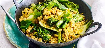 Bol de riz épicé au curcuma et poulet accompagné de légumes verts sautés