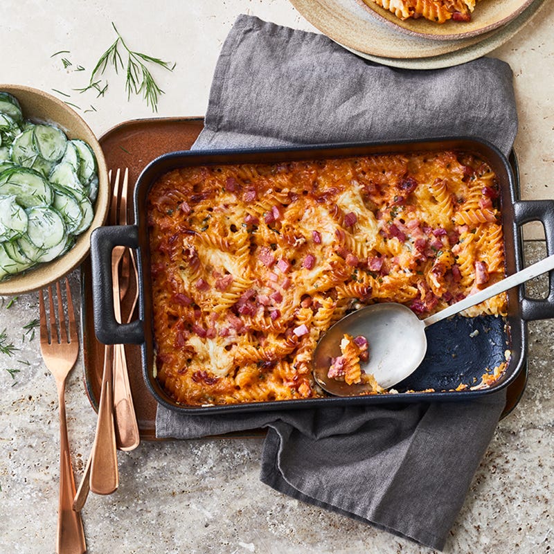 Nudel-Schinken-Gratin mit Gurkensalat