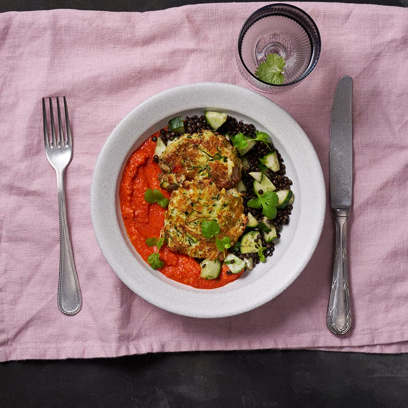 ViktVäktarna - Zucchini- och halloumifritters med belugalinser och romescosås