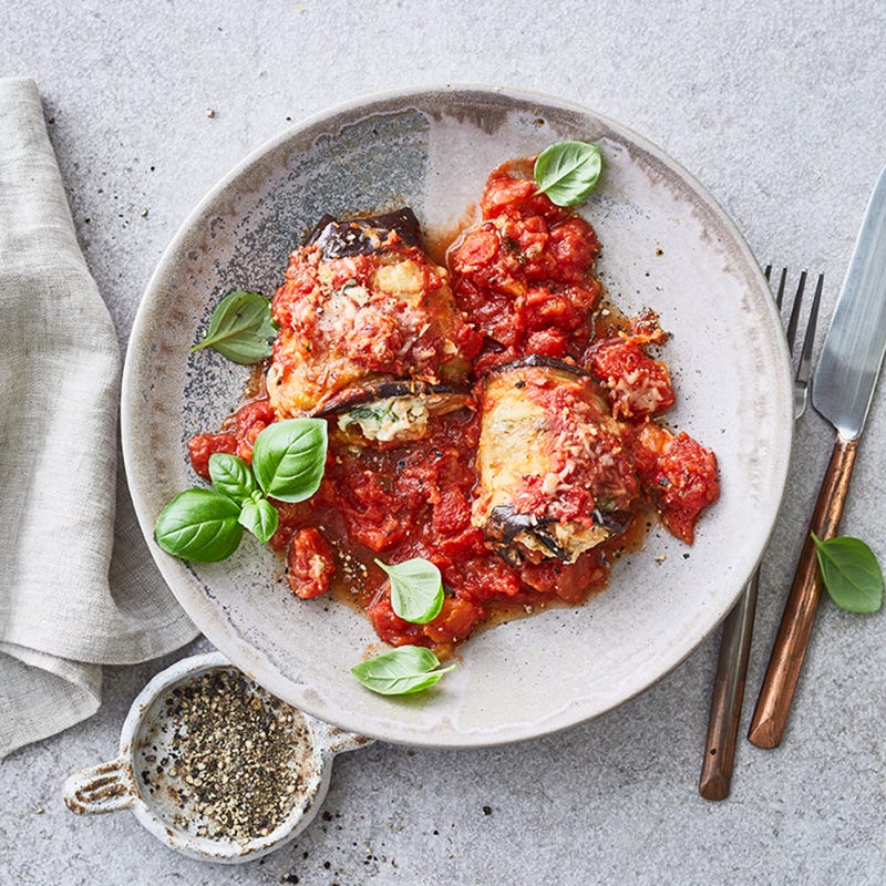 Rouleaux d'aubergine cuits au four à la sauce tomate