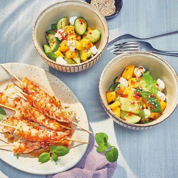 Salade concombre-mangue et brochettes de crevettes