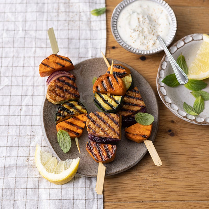 Tempeh-Gemüse-Spieße mit frischem Minz-Gurken-Dip