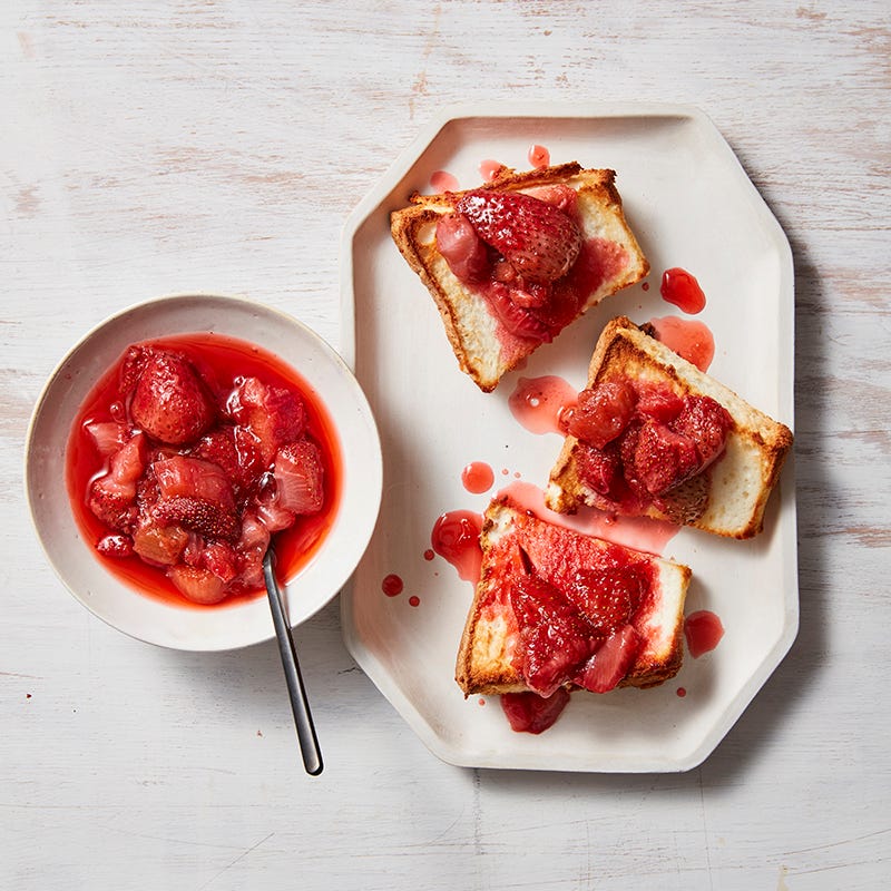 ViktVäktarna - Rostad sockerkaka med jordgubbs- och rabarberkompott