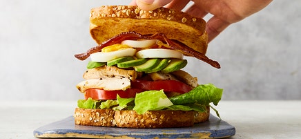 Kycklingmacka med bacon, avokado och ägg