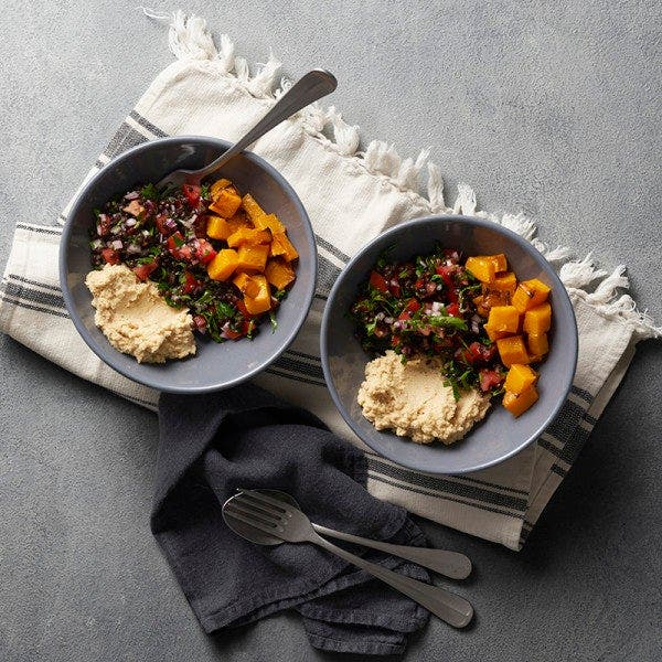 Bowl de houmous, potiron rôti et salade de lentilles béluga