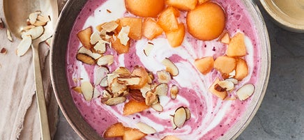 Buttermilch-Beeren-Smoothie-Bowl