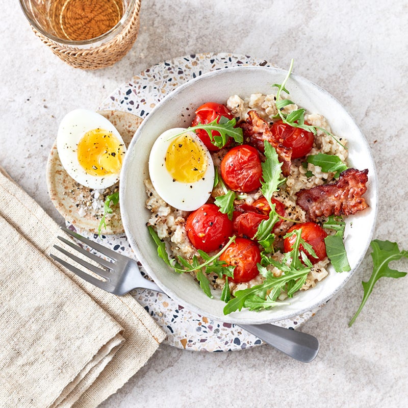 Herzhafter Haferbrei mit Bacon und Ei