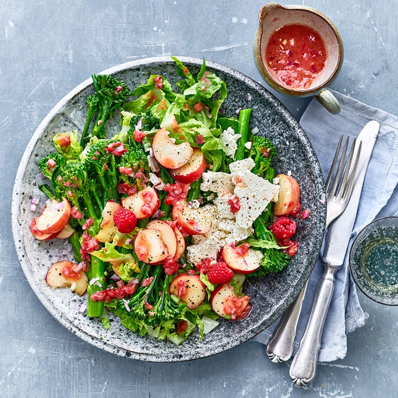 Lauwarmer Stangenbrokkoli mit Himbeer-Senf-Dressing