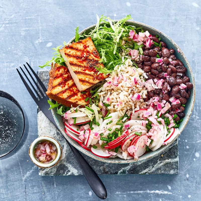 Powerbowl mit schwarzen Bohnen und Tofu