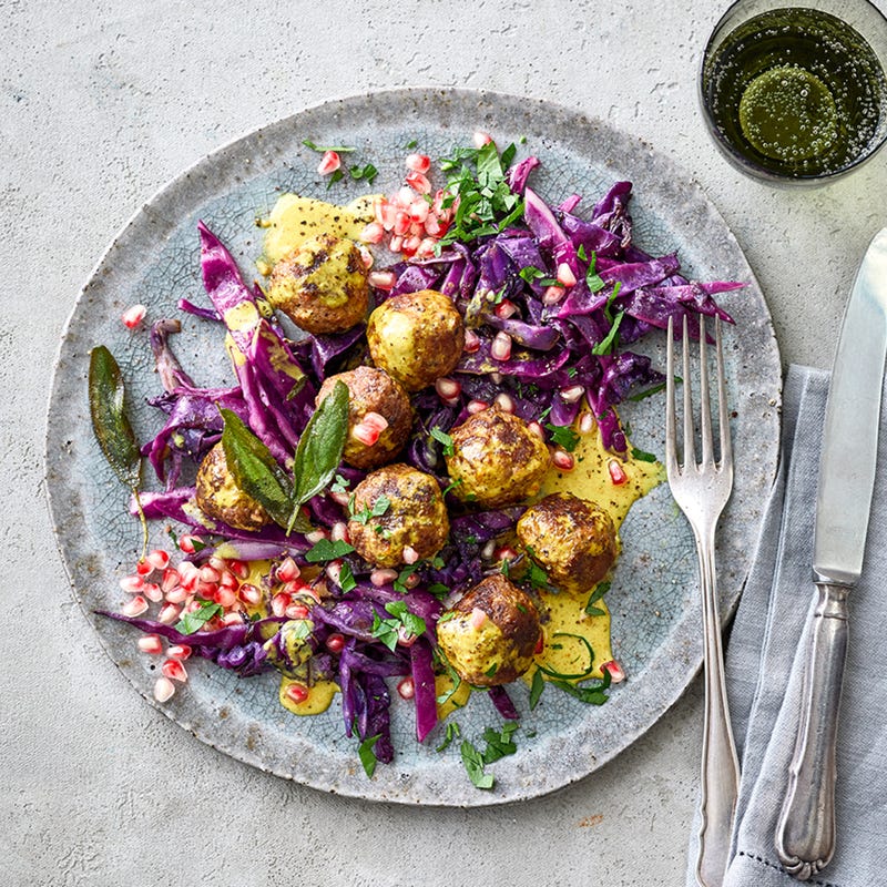 Salbei-Fleischbällchen mit gebratenem Rotkohl